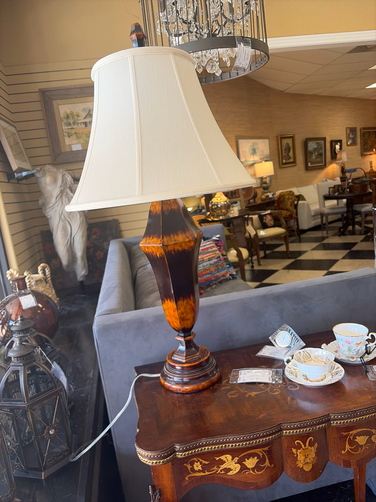 Traditional Style Lamp w/Marbled Brown and Amber w/Off White Bell Shade