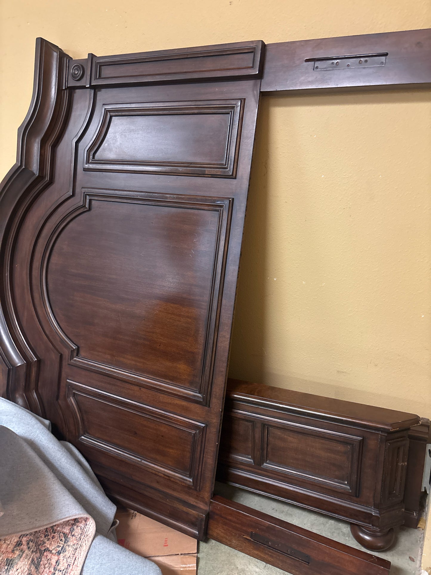Queen Wood Bed w/ Arched Headboard (HB/FB/SR)