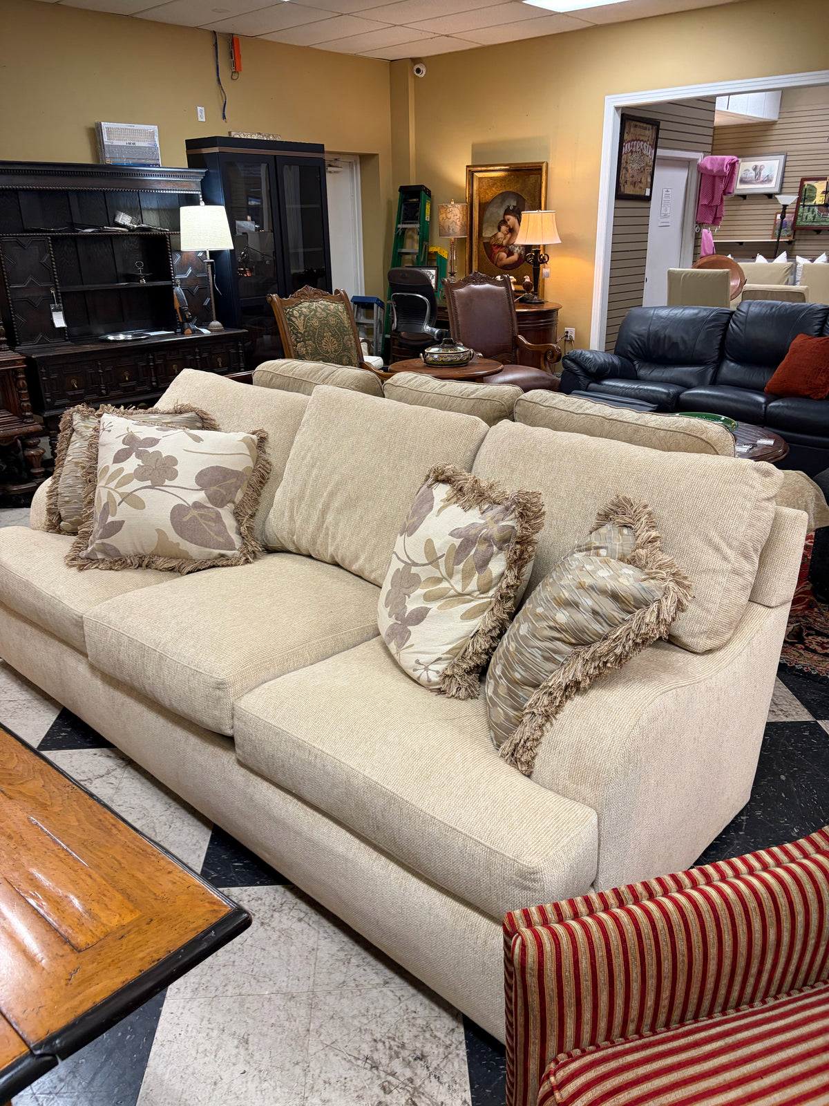 Haverty Cream 3-Cushion Sofa w/Curved Arm w/4 Pillows