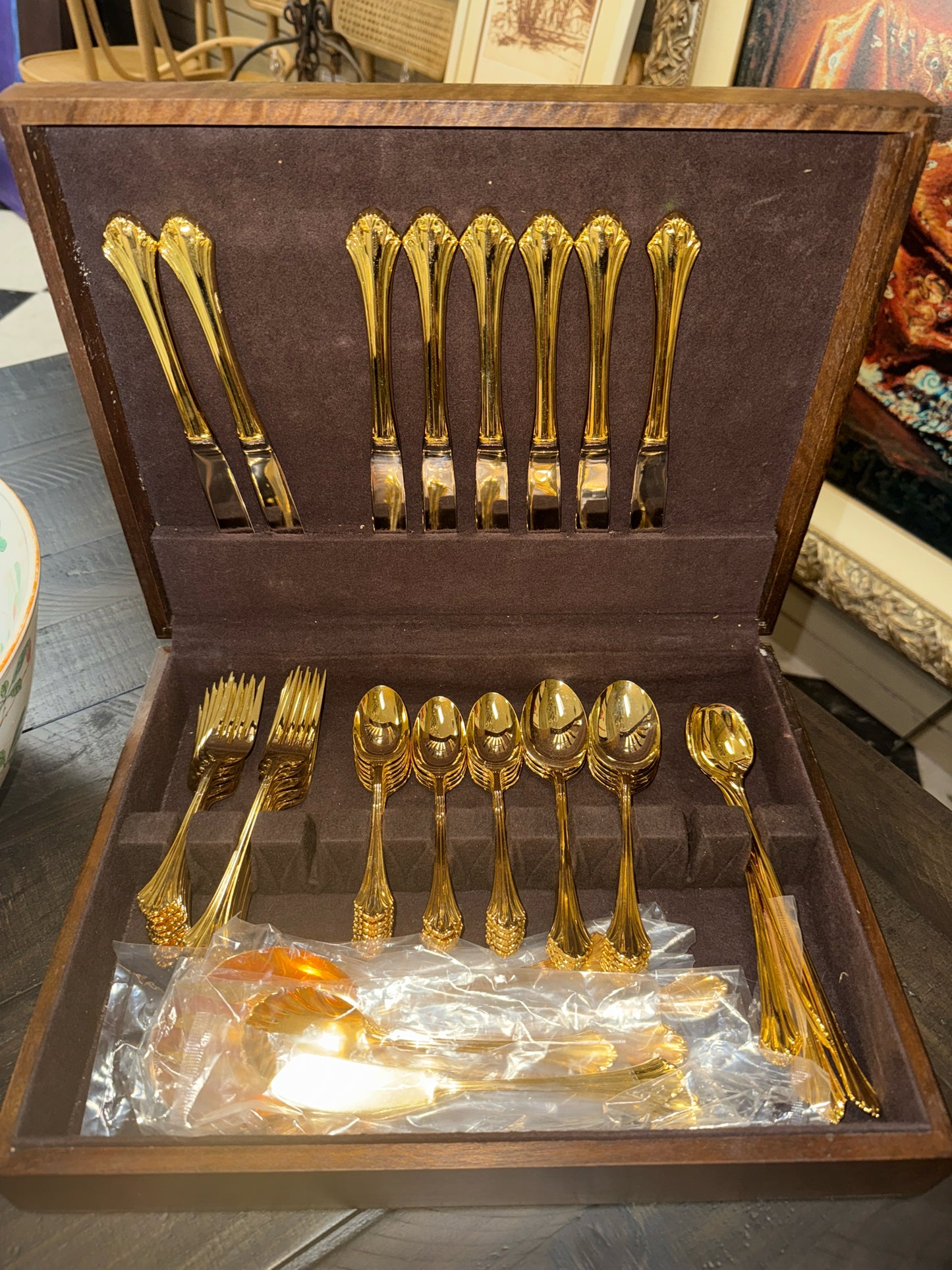 Retroneu Gold Cutlery w/Serving Pieces (serves for 8)