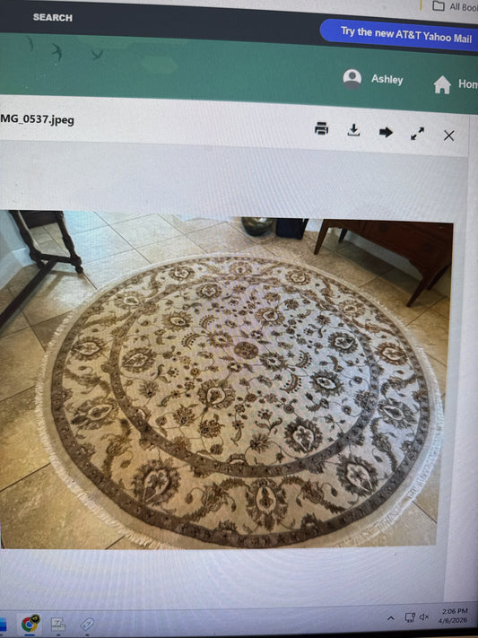 8' Round Hand Knotted Rug- White