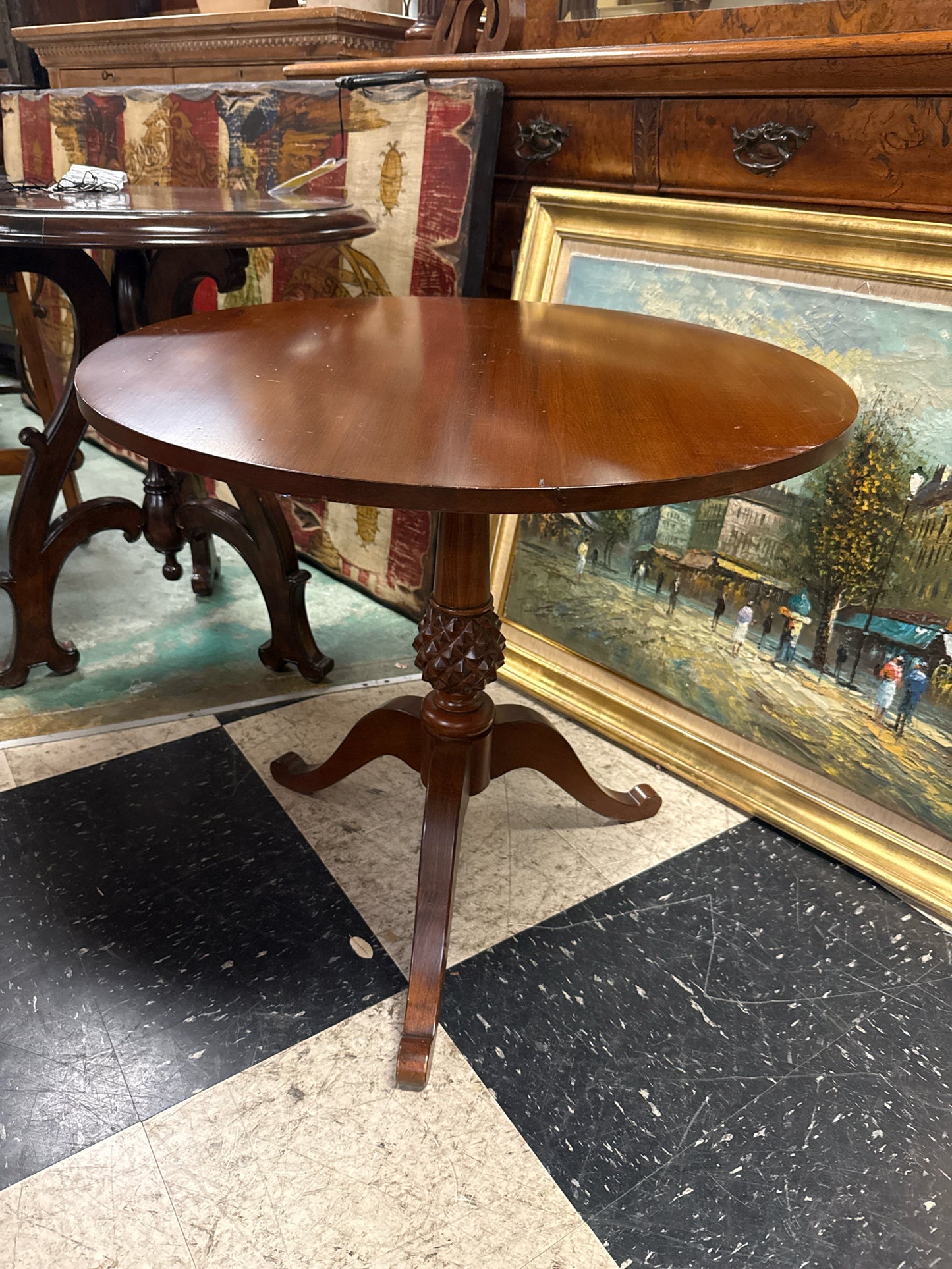 28" Round Wooden Table w/Pineapple Pedestal Base