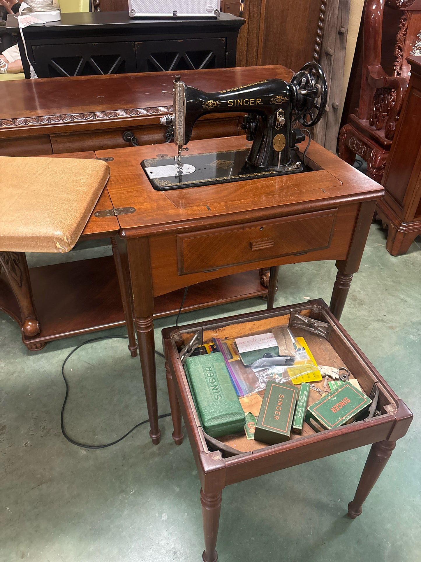 Antique Working Singer Sewing Machine Model 15-91 w/ Stool/Attachments/Manual