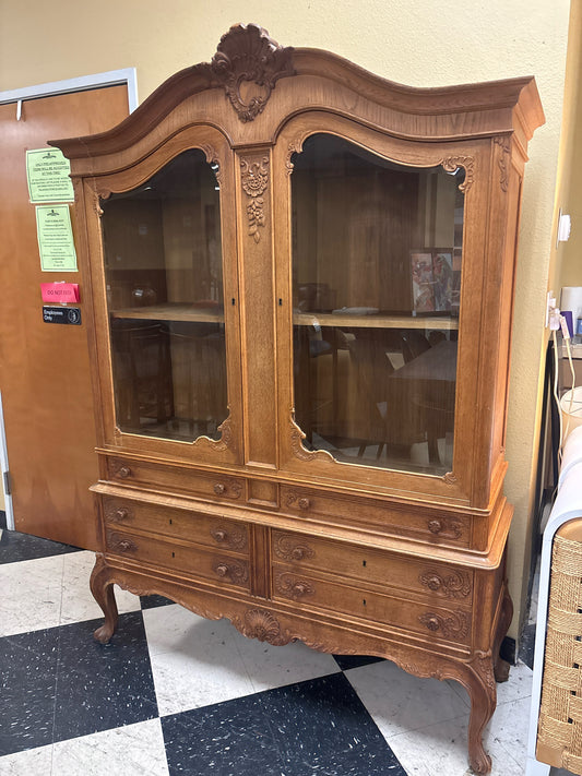 French Provencial 6 Drawer/2 Door w/ Beveled Glass Doors Oak Hutch (keys in draw