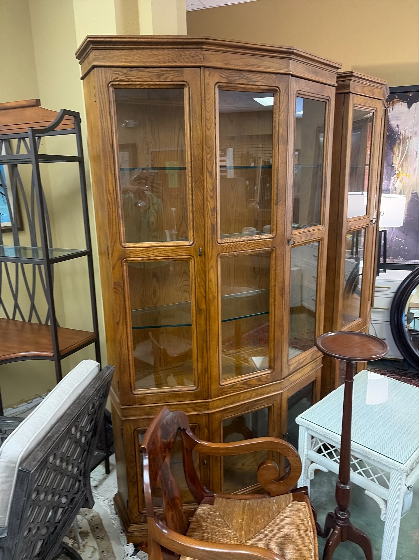 Henredon Vintage Curio Cabinet w/4 Glass Shelves
