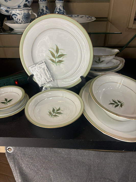 NORITAKE Greenbay 8 Piece Service w/ Serving Platter/Bowl/Gravy Boat